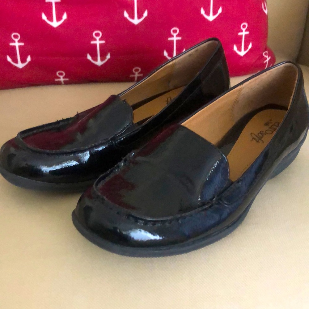 Size 6 NWOT patent leather flats! Super comfy and cute!